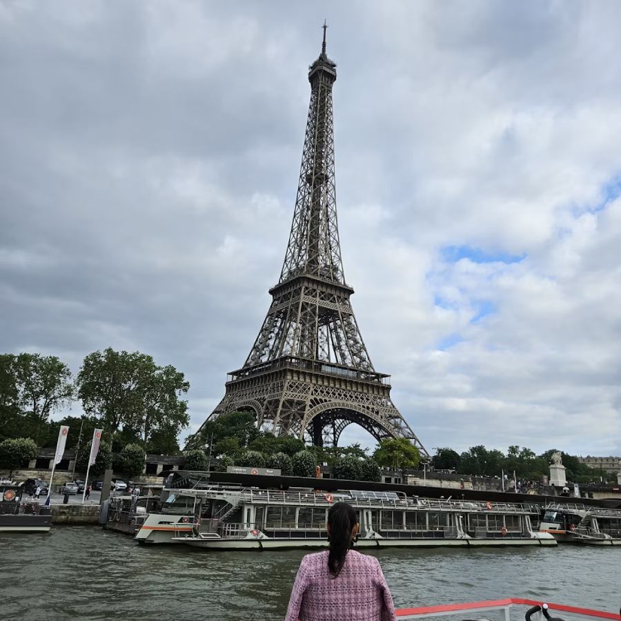 Đứng trên du thuyền, bạn sẽ được ngắm loạt địa danh nổi tiếng của Paris