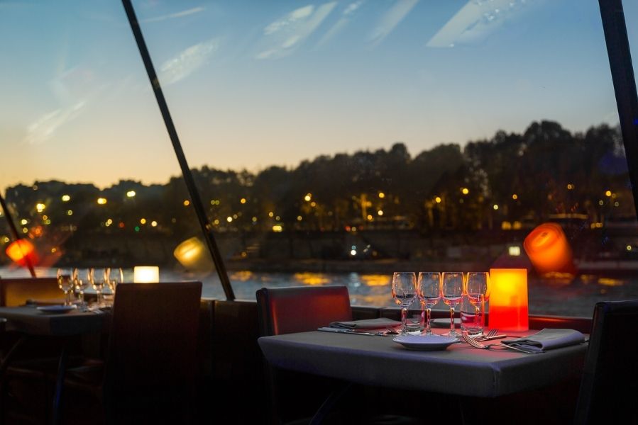 Ngồi trên du thuyền tận hưởng bữa tối và ngắm cảnh Paris