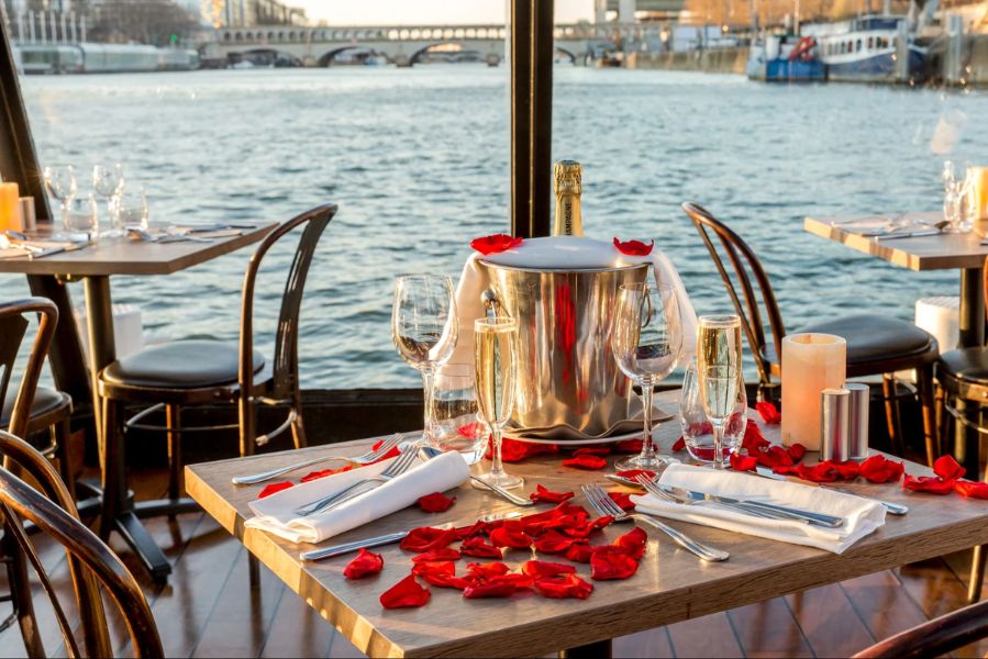 Cầu hôn trên du thuyền Bateaux Mouches chắc chắn sẽ là kỷ niệm tuyệt vời