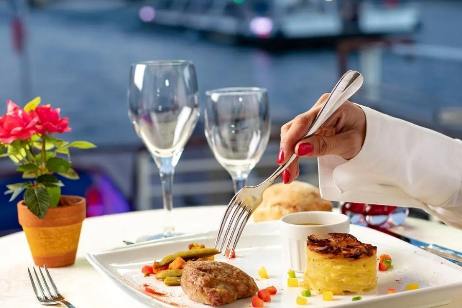 Thưởng thức bữa tối ngon miệng trên du thuyền